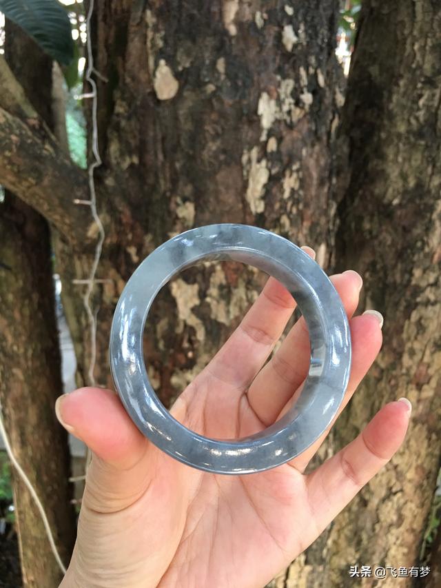 戴乌鸡种翡翠对身体好不好乌鸡翡翠手镯-第1张图片-翡翠网 戴乌鸡种翡翠对身体好不好乌鸡翡翠手镯-第1张图片-翡翠网