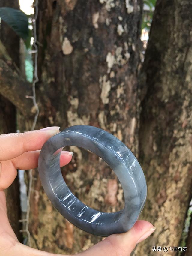 戴乌鸡种翡翠对身体好不好乌鸡翡翠手镯-第2张图片-翡翠网 戴乌鸡种翡翠对身体好不好乌鸡翡翠手镯-第2张图片-翡翠网