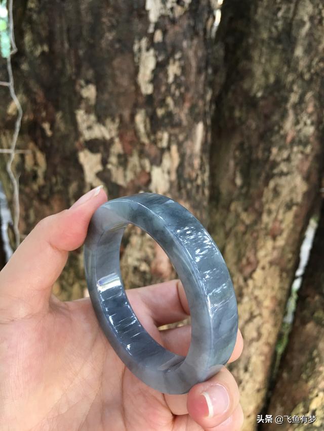 戴乌鸡种翡翠对身体好不好乌鸡翡翠手镯-第3张图片-翡翠网 戴乌鸡种翡翠对身体好不好乌鸡翡翠手镯-第3张图片-翡翠网