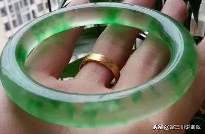 翡翠手镯越戴颜色越浅,翡翠手镯带半个月后变淡-第1张图片-翡翠网 翡翠手镯越戴颜色越浅,翡翠手镯带半个月后变淡-第1张图片-翡翠网