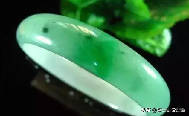 翡翠手镯越戴颜色越浅,翡翠手镯带半个月后变淡-第3张图片-翡翠网 翡翠手镯越戴颜色越浅,翡翠手镯带半个月后变淡-第3张图片-翡翠网