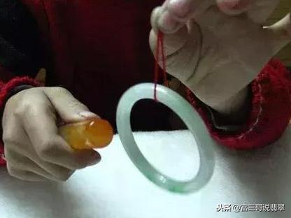 翡翠手镯越戴颜色越浅,翡翠手镯带半个月后变淡-第6张图片-翡翠网 翡翠手镯越戴颜色越浅,翡翠手镯带半个月后变淡-第6张图片-翡翠网