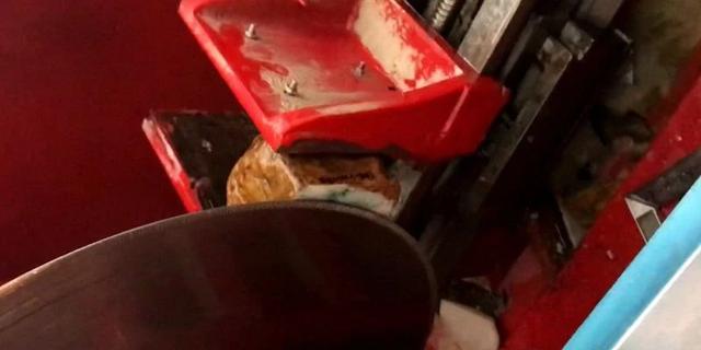 蒙刀换翡翠原石视频,蒙包翡翠赌石多少钱一公斤-第4张图片-翡翠网 蒙刀换翡翠原石视频,蒙包翡翠赌石多少钱一公斤-第4张图片-翡翠网