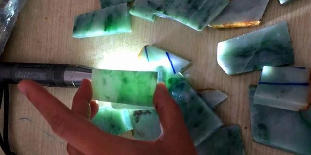 蒙刀换翡翠原石视频,蒙包翡翠赌石多少钱一公斤-第5张图片-翡翠网 蒙刀换翡翠原石视频,蒙包翡翠赌石多少钱一公斤-第5张图片-翡翠网