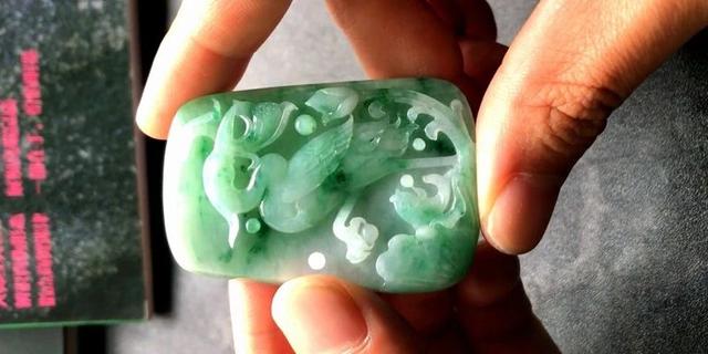 蒙刀换翡翠原石视频,蒙包翡翠赌石多少钱一公斤-第7张图片-翡翠网 蒙刀换翡翠原石视频,蒙包翡翠赌石多少钱一公斤-第7张图片-翡翠网