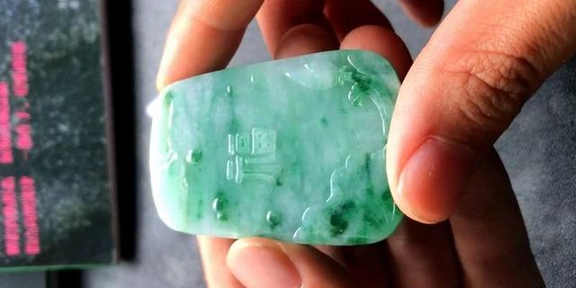 蒙刀换翡翠原石视频,蒙包翡翠赌石多少钱一公斤-第8张图片-翡翠网 蒙刀换翡翠原石视频,蒙包翡翠赌石多少钱一公斤-第8张图片-翡翠网