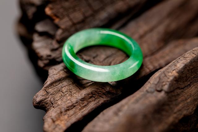 3000元的玉镯,3000元翡翠手镯-第2张图片-翡翠网 3000元的玉镯,3000元翡翠手镯-第2张图片-翡翠网