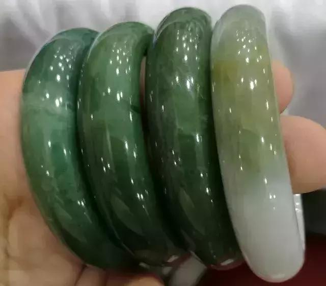 翡翠发黄是什么情况,翡翠手镯发黄-第2张图片-翡翠网 翡翠发黄是什么情况,翡翠手镯发黄-第2张图片-翡翠网