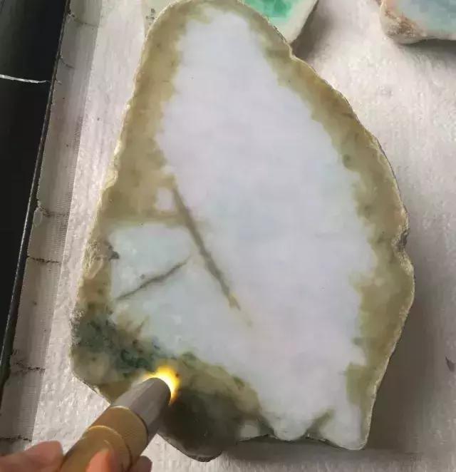 翡翠发黄是什么情况,翡翠手镯发黄-第3张图片-翡翠网 翡翠发黄是什么情况,翡翠手镯发黄-第3张图片-翡翠网