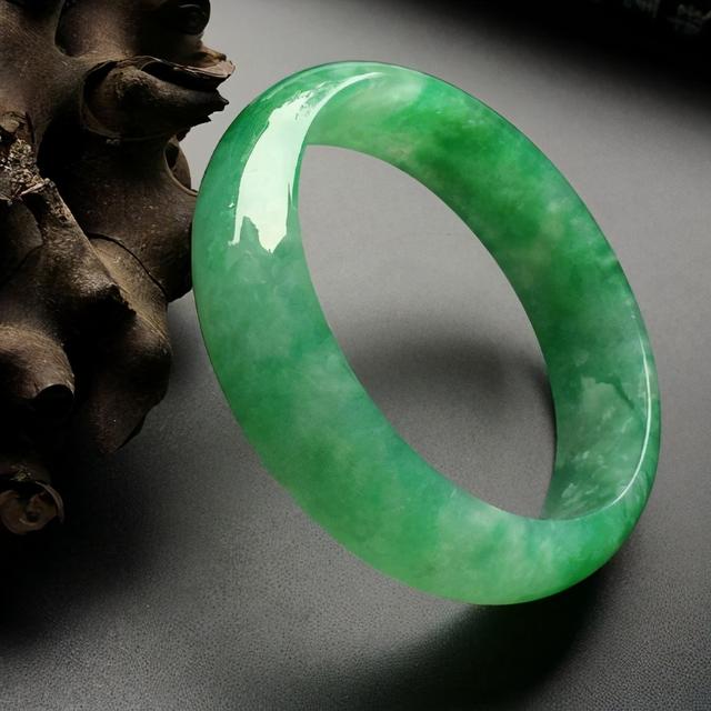 翡翠手镯的功效与作用,翡翠的寓意和功效-第2张图片-翡翠网 翡翠手镯的功效与作用,翡翠的寓意和功效-第2张图片-翡翠网
