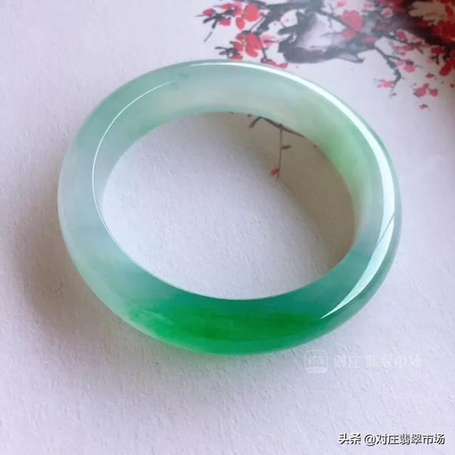 翡翠结晶手镯翡翠手镯打灯有结晶体-第7张图片-翡翠网 翡翠结晶手镯翡翠手镯打灯有结晶体-第7张图片-翡翠网