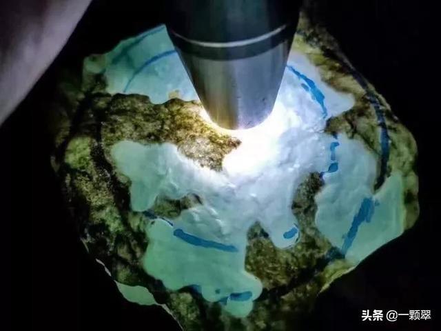怎样打灯看翡翠原石的种老嫩,翡翠原石皮壳上打灯知识-第10张图片-翡翠网 怎样打灯看翡翠原石的种老嫩,翡翠原石皮壳上打灯知识-第10张图片-翡翠网