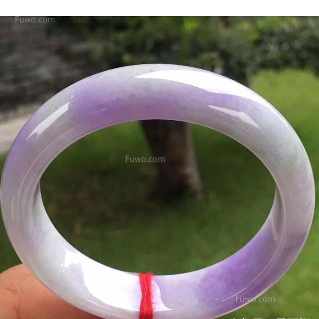 买翡翠手镯去哪个品牌买好,翡翠手镯如何辨别真假-第1张图片-翡翠网 买翡翠手镯去哪个品牌买好,翡翠手镯如何辨别真假-第1张图片-翡翠网