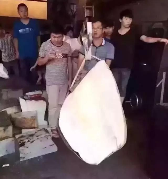 翡翠原石怎么收藏,翡翠原石值得玩吗-第3张图片-翡翠网 翡翠原石怎么收藏,翡翠原石值得玩吗-第3张图片-翡翠网