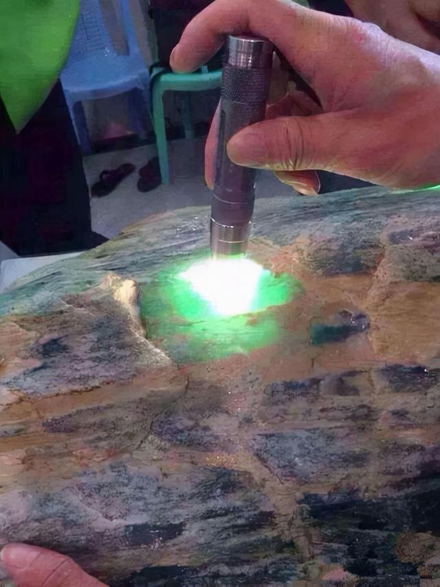 翡翠原石怎么收藏,翡翠原石值得玩吗-第5张图片-翡翠网 翡翠原石怎么收藏,翡翠原石值得玩吗-第5张图片-翡翠网