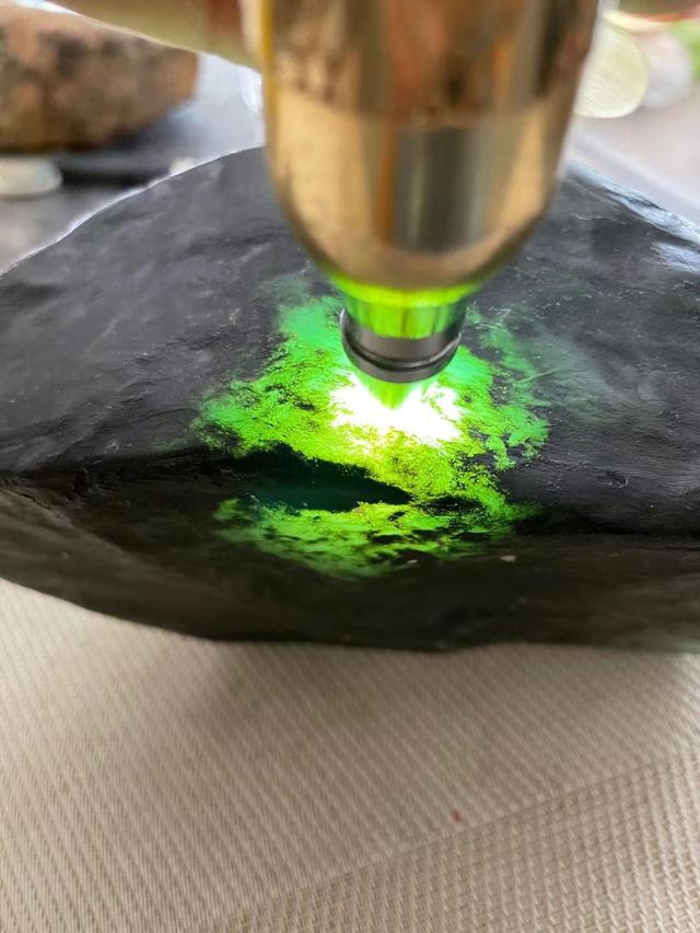 翡翠原石怎么收藏,翡翠原石值得玩吗-第6张图片-翡翠网 翡翠原石怎么收藏,翡翠原石值得玩吗-第6张图片-翡翠网