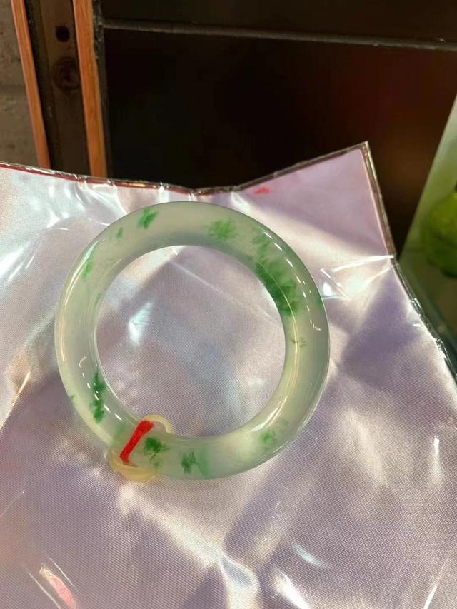 玉镯子薄的好还是厚的好,翡翠手镯薄款-第1张图片-翡翠网 玉镯子薄的好还是厚的好,翡翠手镯薄款-第1张图片-翡翠网