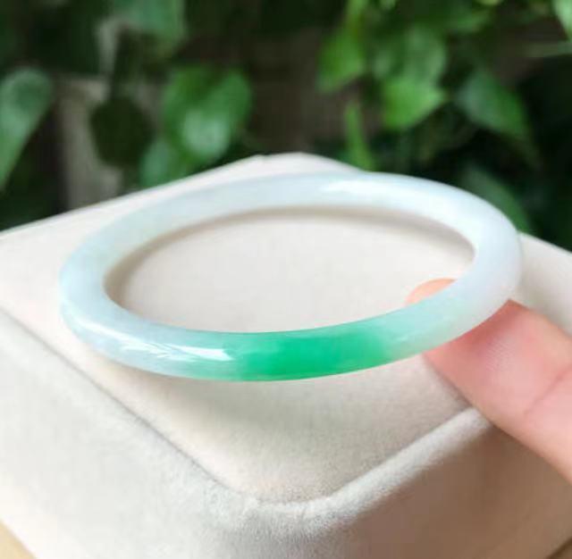 玉镯子薄的好还是厚的好,翡翠手镯薄款-第4张图片-翡翠网 玉镯子薄的好还是厚的好,翡翠手镯薄款-第4张图片-翡翠网