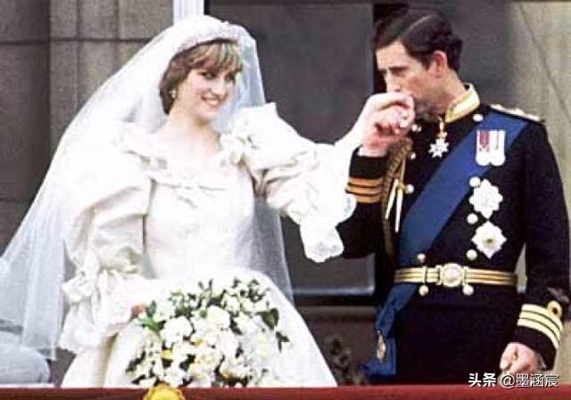 翡翠手镯棉条,翡翠棉纹是什么样子的-第8张图片-翡翠网 翡翠手镯棉条,翡翠棉纹是什么样子的-第8张图片-翡翠网