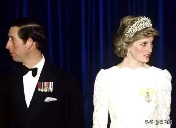 翡翠手镯棉条,翡翠棉纹是什么样子的-第17张图片-翡翠网 翡翠手镯棉条,翡翠棉纹是什么样子的-第17张图片-翡翠网