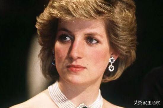 翡翠手镯棉条,翡翠棉纹是什么样子的-第18张图片-翡翠网 翡翠手镯棉条,翡翠棉纹是什么样子的-第18张图片-翡翠网