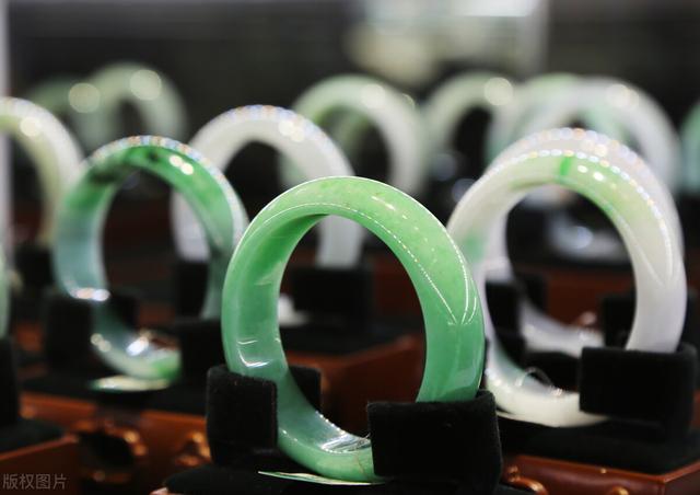 翡翠玉镯价格及图片,翡翠春彩手镯有国检证书是真的吗-第4张图片-翡翠网