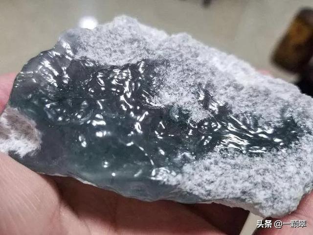 翡翠原石打灯里面是红色,打灯鉴别翡翠原石-第12张图片-翡翠网 翡翠原石打灯里面是红色,打灯鉴别翡翠原石-第12张图片-翡翠网