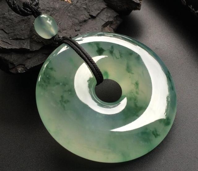 翡翠手镯佩戴注意事项,翡翠手镯戴哪个手比较好-第1张图片-翡翠网 翡翠手镯佩戴注意事项,翡翠手镯戴哪个手比较好-第1张图片-翡翠网