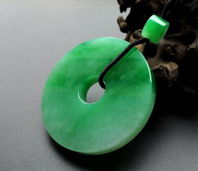 翡翠手镯佩戴注意事项,翡翠手镯戴哪个手比较好-第8张图片-翡翠网 翡翠手镯佩戴注意事项,翡翠手镯戴哪个手比较好-第8张图片-翡翠网