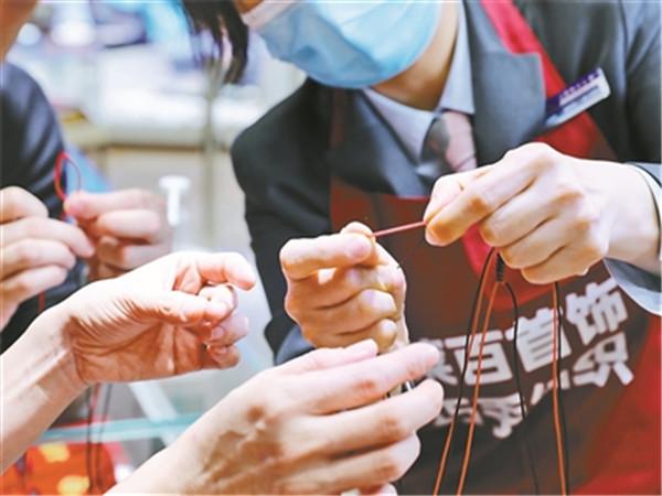 在菜百买的玉镯可以退货吗,菜百翡翠手镯能买吗-第3张图片-翡翠网 在菜百买的玉镯可以退货吗,菜百翡翠手镯能买吗-第3张图片-翡翠网