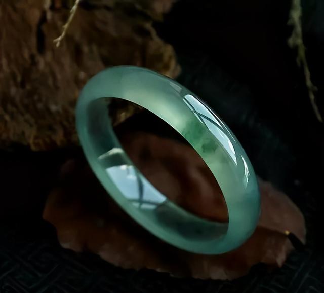 翡翠手镯哪只手,翡翠手镯怎么选-第5张图片-翡翠网 翡翠手镯哪只手,翡翠手镯怎么选-第5张图片-翡翠网