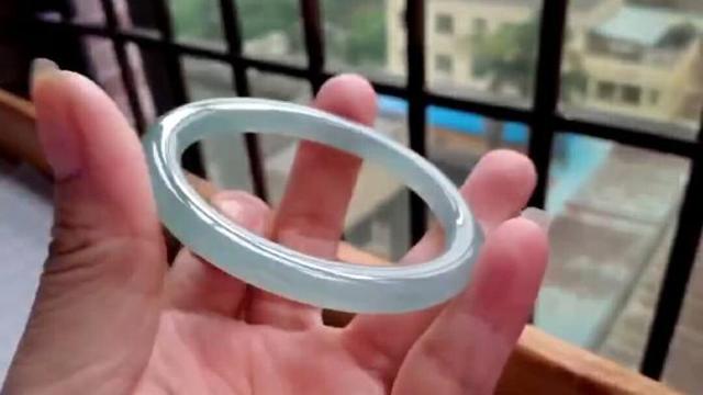 翡翠手镯打灯看内裂一万翡翠手镯-第5张图片-翡翠网 翡翠手镯打灯看内裂一万翡翠手镯-第5张图片-翡翠网
