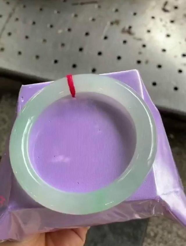 翡翠手镯打灯看内裂一万翡翠手镯-第6张图片-翡翠网 翡翠手镯打灯看内裂一万翡翠手镯-第6张图片-翡翠网