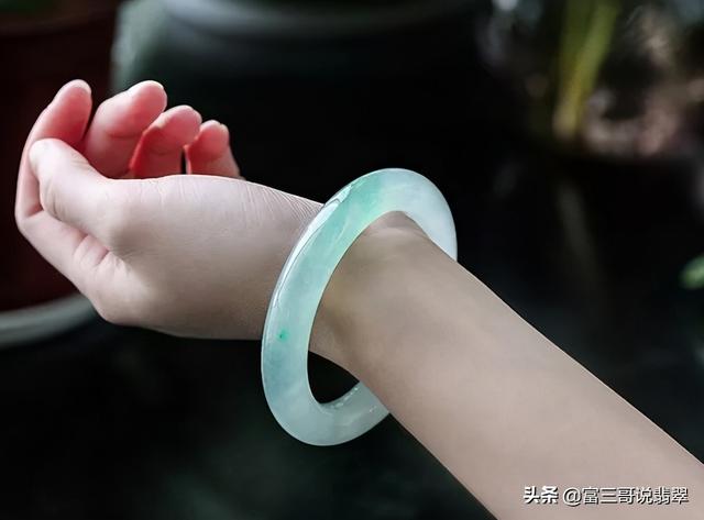 小细条翡翠手镯结实吗弯条翡翠手镯怎么样-第1张图片-翡翠网 小细条翡翠手镯结实吗弯条翡翠手镯怎么样-第1张图片-翡翠网