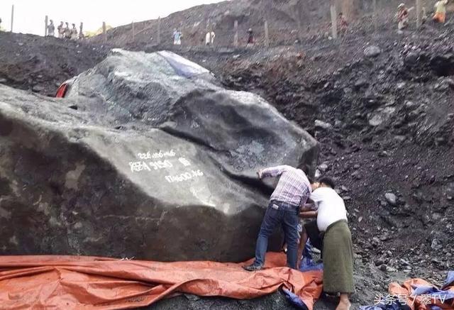 沈阳翡翠原石,沈阳哪有鉴定翡翠的地方-第7张图片-翡翠网 沈阳翡翠原石,沈阳哪有鉴定翡翠的地方-第7张图片-翡翠网