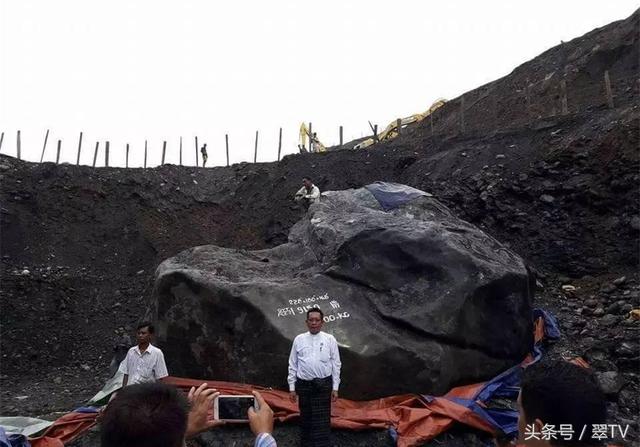 沈阳翡翠原石,沈阳哪有鉴定翡翠的地方-第9张图片-翡翠网 沈阳翡翠原石,沈阳哪有鉴定翡翠的地方-第9张图片-翡翠网