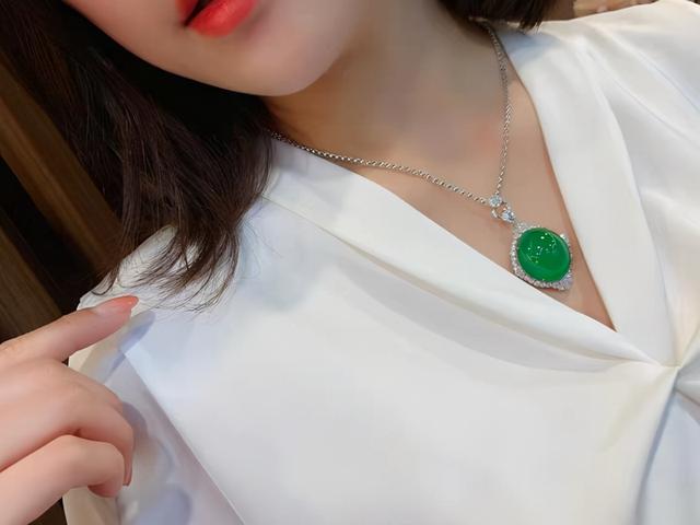 翡翠和玉哪个更值钱,翡翠和玉哪个值钱-第1张图片-翡翠网 翡翠和玉哪个更值钱,翡翠和玉哪个值钱-第1张图片-翡翠网