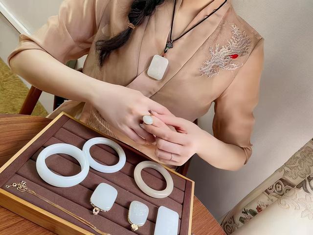 翡翠和玉哪个更值钱,翡翠和玉哪个值钱-第2张图片-翡翠网 翡翠和玉哪个更值钱,翡翠和玉哪个值钱-第2张图片-翡翠网