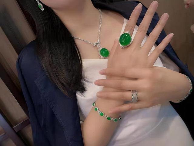 翡翠和玉哪个更值钱,翡翠和玉哪个值钱-第3张图片-翡翠网 翡翠和玉哪个更值钱,翡翠和玉哪个值钱-第3张图片-翡翠网