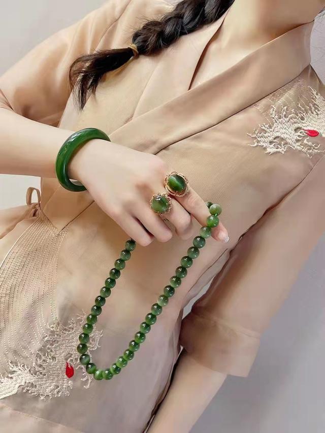 翡翠和玉哪个更值钱,翡翠和玉哪个值钱-第4张图片-翡翠网 翡翠和玉哪个更值钱,翡翠和玉哪个值钱-第4张图片-翡翠网