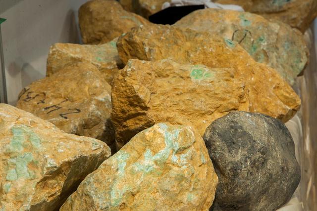 翡翠葡萄有什么寓意,翡翠收藏知识三十讲--万珺著-第6张图片-翡翠网 翡翠葡萄有什么寓意,翡翠收藏知识三十讲--万珺著-第6张图片-翡翠网