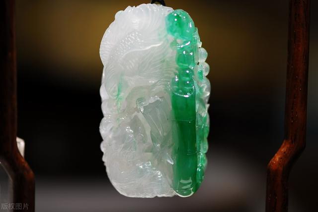 翡翠葡萄有什么寓意,翡翠收藏知识三十讲--万珺著-第14张图片-翡翠网 翡翠葡萄有什么寓意,翡翠收藏知识三十讲--万珺著-第14张图片-翡翠网