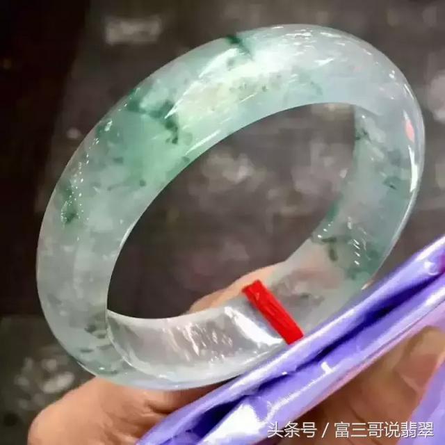 玉带左手还是右手,翡翠手镯戴在哪只手好-第11张图片-翡翠网 玉带左手还是右手,翡翠手镯戴在哪只手好-第11张图片-翡翠网