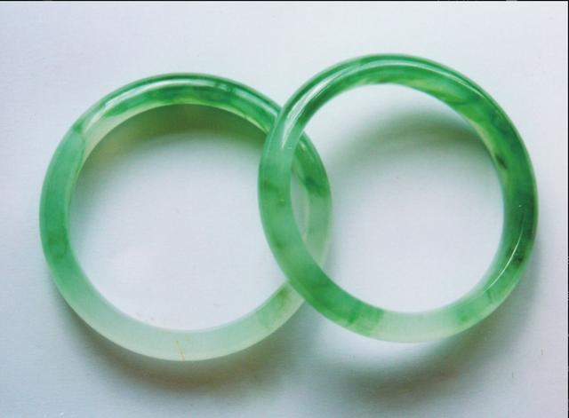 缅甸翡翠手镯如何保养,翡翠手镯价格-第3张图片-翡翠网 缅甸翡翠手镯如何保养,翡翠手镯价格-第3张图片-翡翠网