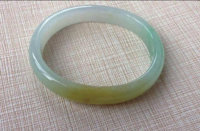 缅甸翡翠手镯如何保养,翡翠手镯价格-第5张图片-翡翠网 缅甸翡翠手镯如何保养,翡翠手镯价格-第5张图片-翡翠网