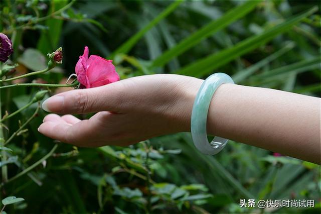 翡翠a货手镯淡绿色价格,翡翠a货手镯淡绿色-第5张图片-翡翠网 翡翠a货手镯淡绿色价格,翡翠a货手镯淡绿色-第5张图片-翡翠网