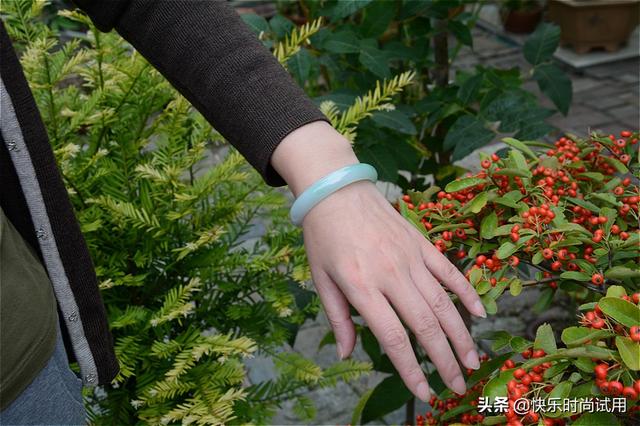 翡翠a货手镯淡绿色价格,翡翠a货手镯淡绿色-第6张图片-翡翠网 翡翠a货手镯淡绿色价格,翡翠a货手镯淡绿色-第6张图片-翡翠网