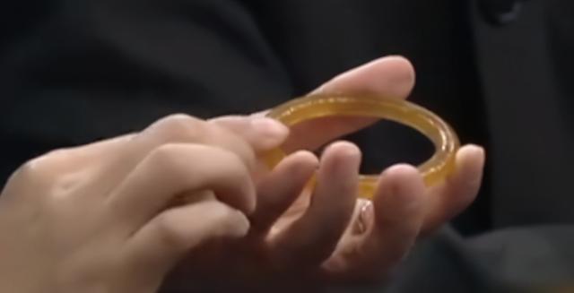 男人送女人翡翠手镯女人戴翡翠手镯的寓意-第4张图片-翡翠网 男人送女人翡翠手镯女人戴翡翠手镯的寓意-第4张图片-翡翠网