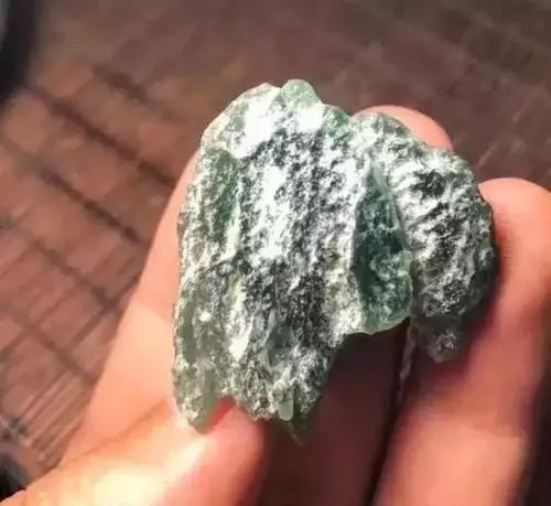 小原石可以用来干什么,翡翠原石有什么用-第6张图片-翡翠网 小原石可以用来干什么,翡翠原石有什么用-第6张图片-翡翠网