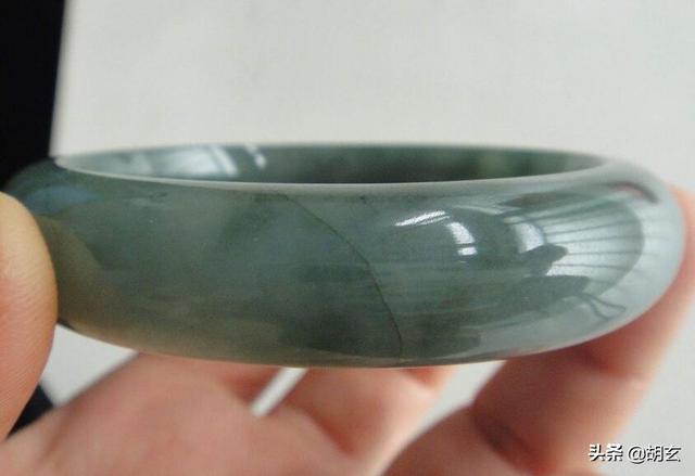 翡翠手镯上面有裂痕,翡翠手镯外面有裂痕可以买吗-第2张图片-翡翠网 翡翠手镯上面有裂痕,翡翠手镯外面有裂痕可以买吗-第2张图片-翡翠网